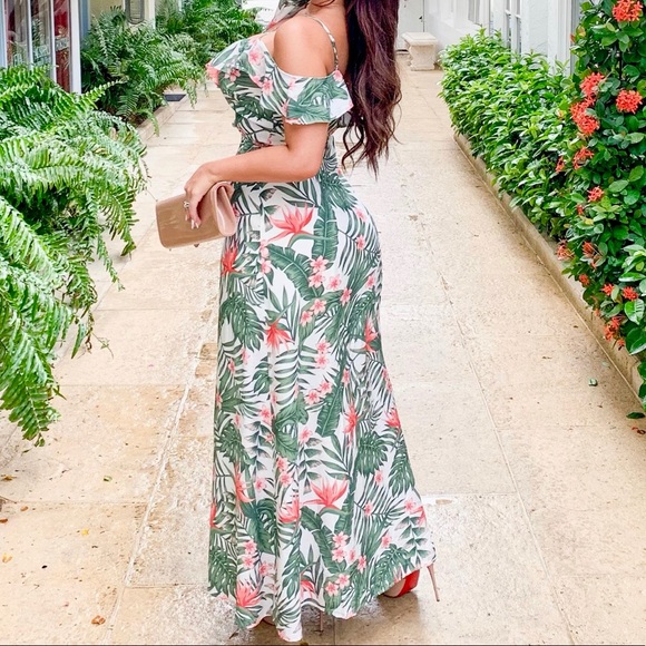 Gorgeous form fitting dress - Picture 2 of 3